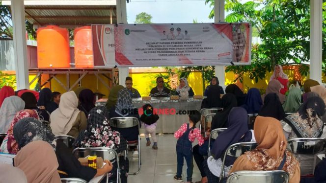 
Distransnaker Kukar Berdayakan Ibu-Ibu di Muara Jawa Melalui Pelatihan Tata Boga