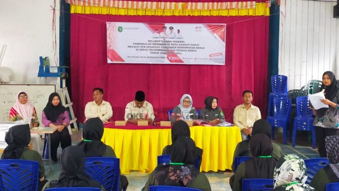 
Distransnaker Kukar Adakan Pelatihan Menjahit di Kota Bangun Darat, 30% Peserta dari Data DTKS