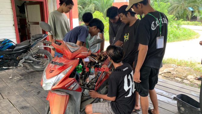 
Distransnaker Kukar Gelar Pelatihan Perbengkelan di Desa Loa Sakoh, 30% Peserta dari Data DTKS