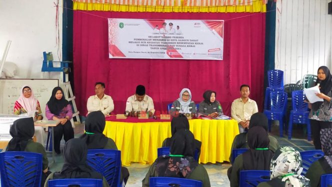 
Distransnaker Kukar Gelar Pelatihan Menjahit di Kecamatan Kota Bangun Darat