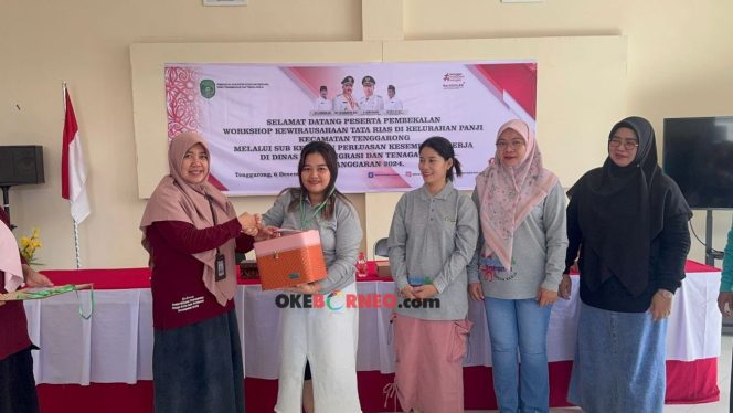 
Distransnaker Kukar Gelar Pelatihan Tata Rias di Kelurahan Panji, Dukung Pemberdayaan dan Kemandirian Peserta
