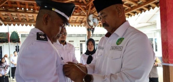 
Edi Damansyah saat melakukan proses pelantikan Pj Kades Rudy Ismanto (istimewa) 