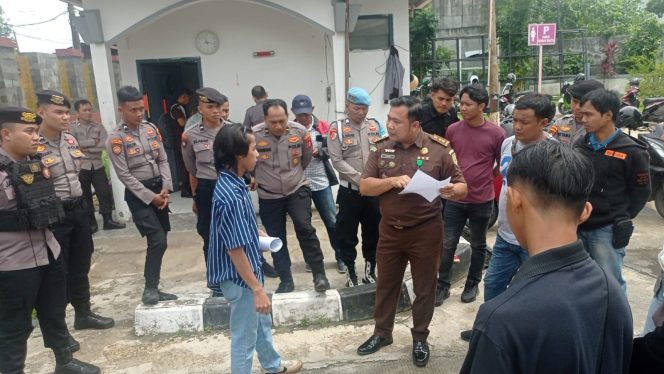 
Aksi Jilid 3 KPMKB Samarinda: Desak Kejati Kaltim Usut Dugaan Maladministrasi SK PDAM di Berau