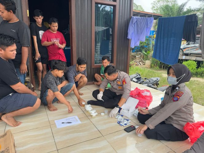 
Teks foto : Pelaksanaan Test Urine di Dusun Long Mahli kepada para pemuda 