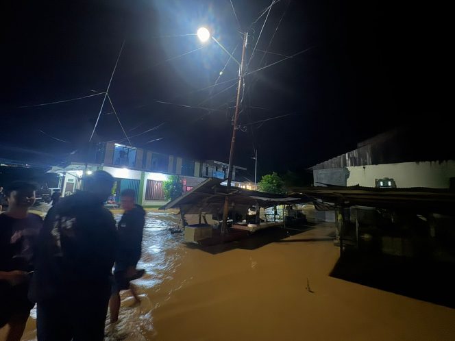 
Banjir di Pasar Belida Dua (angga/okeborneo.com)