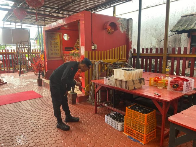 
Batalyon B Pelopor Polda Kaltim Sterilisasi Klenteng Thien Ie Kong Jelang Tahun Baru Imlek 2576