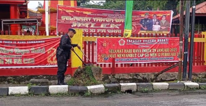 
Memastikan Keamanan Perayaan Imlek, Subden Komposit Gegana Samarinda Lakukan Sterilisasi Klenteng Thien Ie Kong