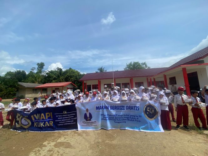 
Teks foto: Pemberian Makanan bergizi oleh IWAPI Kukar (angga/okeborneo.com)