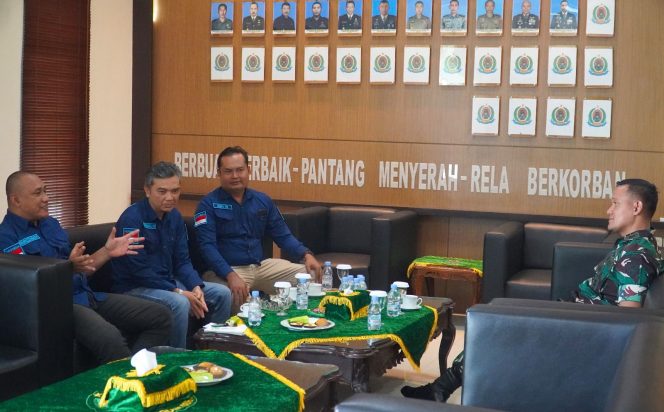 
Sambangi Kodim 0906, PWI Kukar Serahkan Piagam Penghargaan