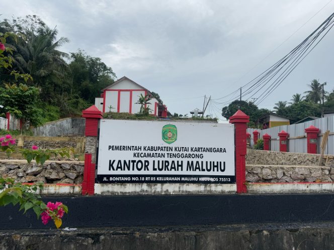 
Teks foto : Bangunan Kantor Kelurahan Maluhu (angga/okeborneo.com) 