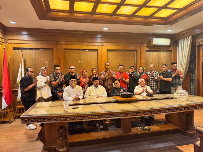 
Teks foto : Konfrensi pers pasangan Edi- Rendi 