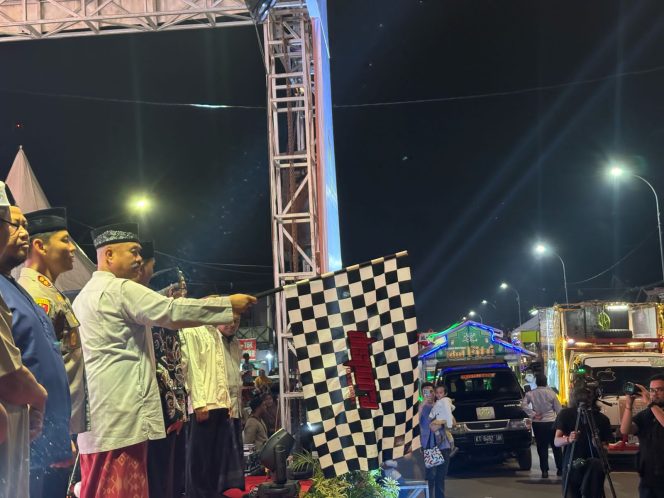 
Bupati Kukar Edi Damansyah saat melepas Takbir Keliling (angga/okeborneo.com)