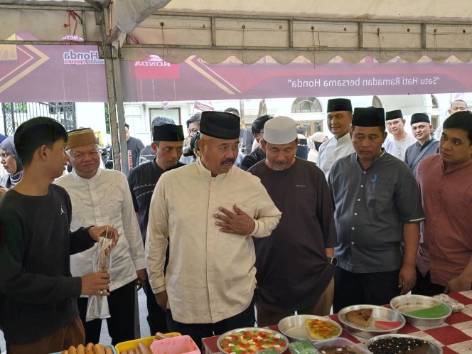 
Teks foto : Bupati Kukar Edi Damansyah saat meninjau Lorong Ramadhan seusai meresmikan (angga/okeborneo.com)
