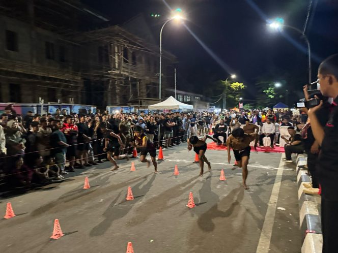 
Teks foto : Suasana Lomba Lari Tradisional (angga/okeborneo.com) 