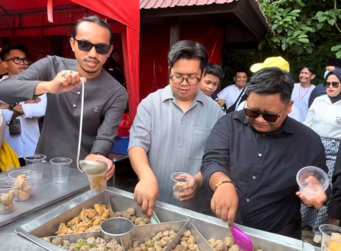 
War Takjil di Tenggarong, Rendi Solihin Bagikan Takjil Bersama Irfan Ghafur dan Kak Gem