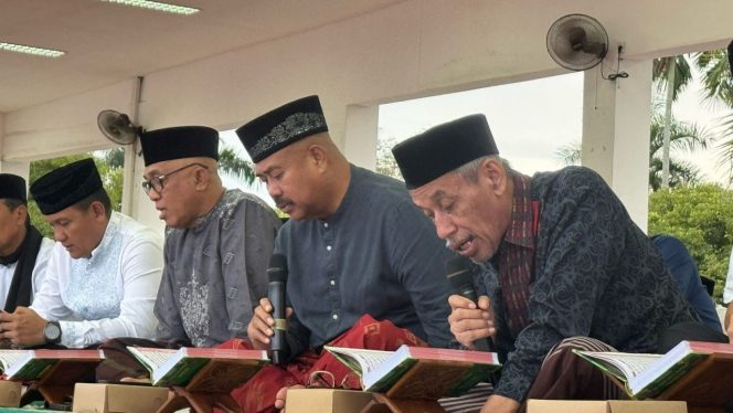 
Teks foto : Bupati Kukar Edi Damansyah saat membaca Alquran (angga/okeborneo.com) 
