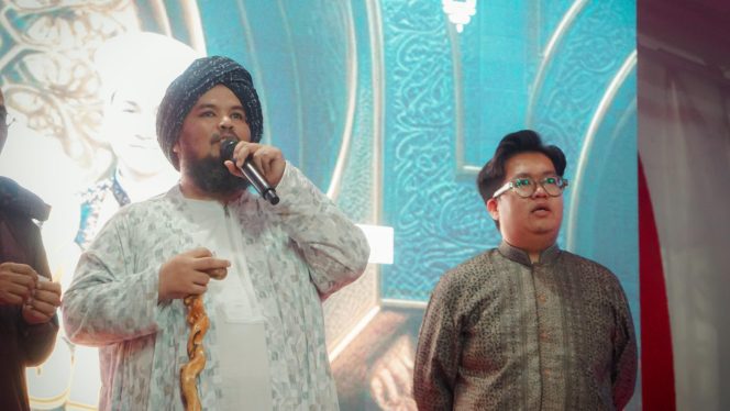 
Teks foto : Rendi Solihin bersama Ustadz Derry Sulaiman (ist) 