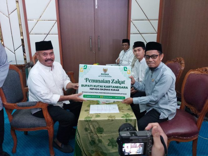 
Teks foto : Bupati Kukar Edi Damansyah saat berzakat (angga/okeborneo.com) 