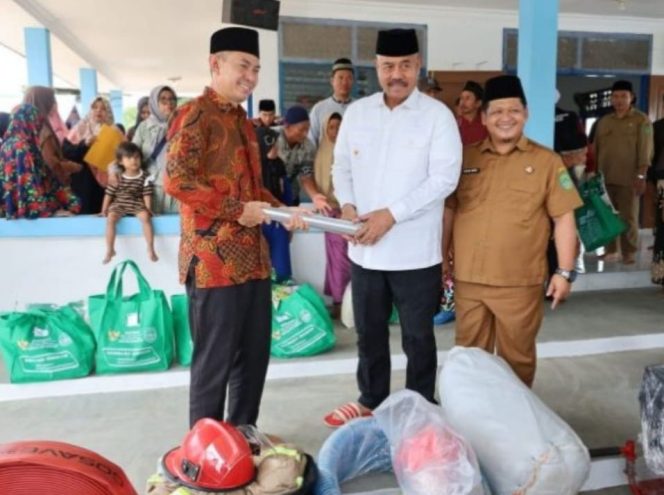 
Teks foto :Penyerahan Bantuan Sarana Pramuka oleh Bupati didampingi Kepala Dispora kepada Camat Kota Bangun Darat (ist) 