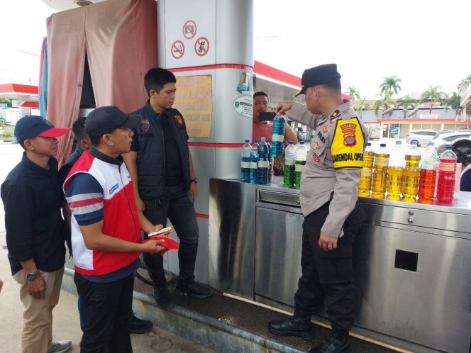 
Teks foto : Pengecekan BBM Pertamax di SPBU 64755014 Pesut (angga/okeborneo.com)