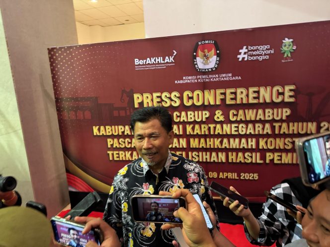 
Teks foto : Sekda Kukar Sunggono saat melakukan sesi wawancara bersama wartawan usai menghadiri Debat Publik pasca putusan MK(Angga/okeborneo.com) 