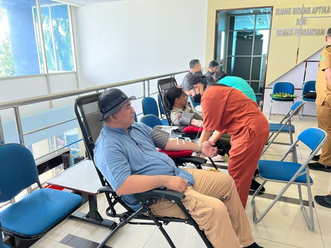 
Teks foto : Donor Darah di Diskominfo Kukar 