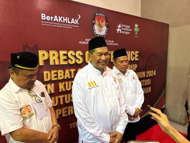 
Teks foto : Pasangan Nomor Urut 2 AYL-AZA (Angga/okeborneo.com)