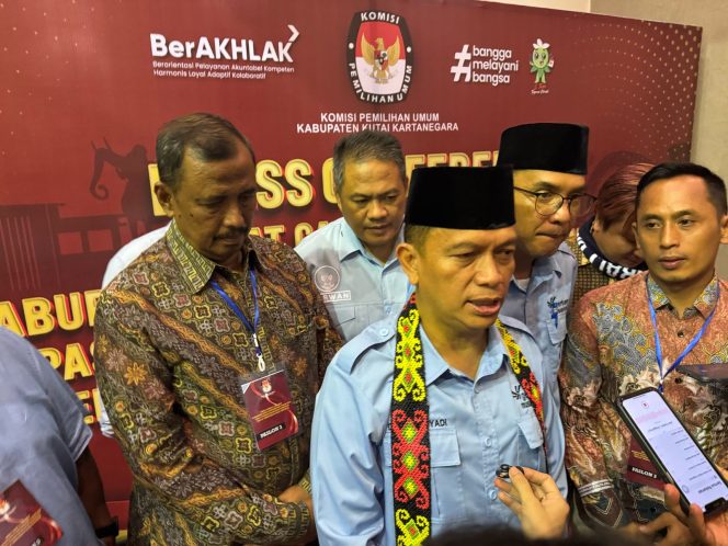 
Teks foto : Paslon Nomor 3 Dendi-Alif (Angga/okeborneo.com) 