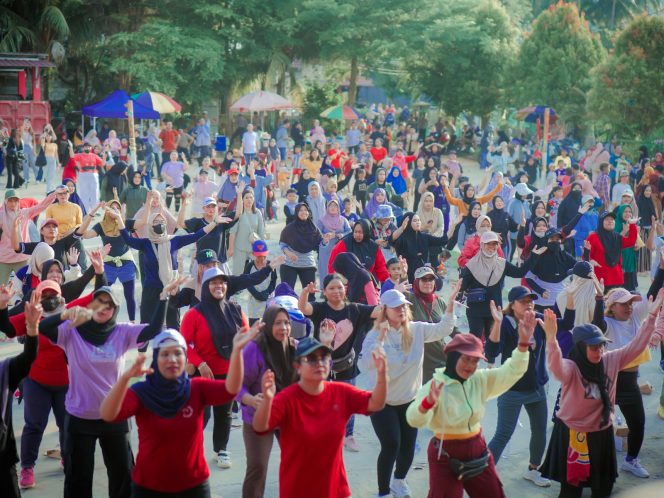 
Zumba Bersama Warga, Rendi Tunjukkan Gaya Kampanye yang Membaur