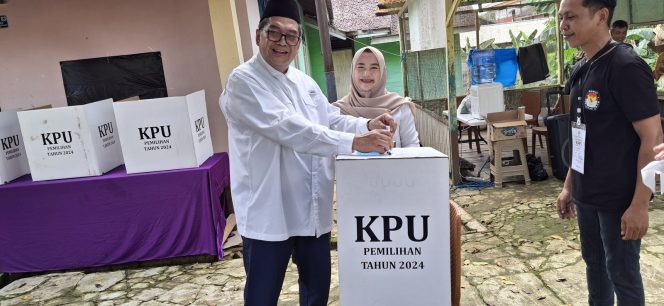 
Calon Bupati Kukar Awang Yacoub Lutham Salurkan Hak Suara di TPS 03 dan Serukan Pilkada Damai dan Bermartabat