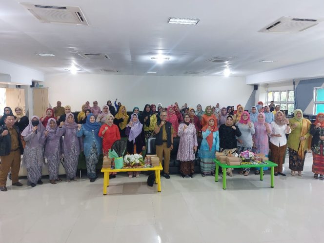 
Teks foto : Foto bersama dalam kegiatan Hari Kartini (angga/okeborneo.com)