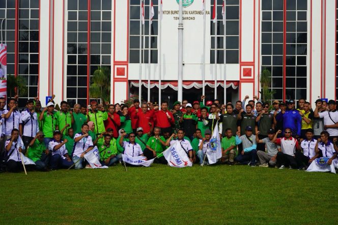 
Teks foto : Suasana apel peringatan hari buruh di halaman kantor bupati Kukar (ist) 