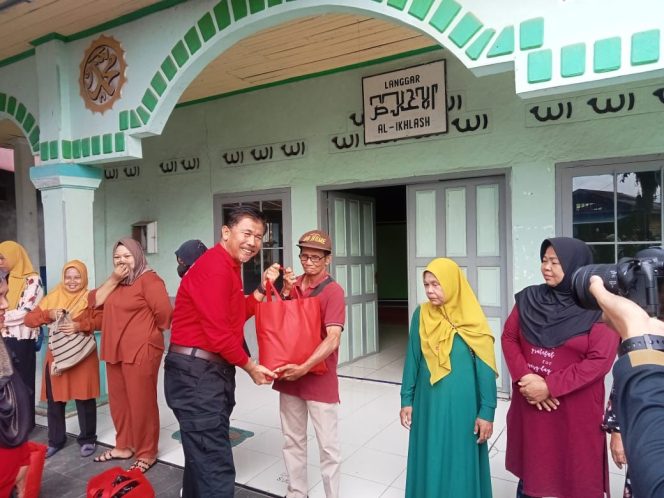 
Teks foto: Penyerahan bantuan oleh Sekda Kukar (Angga/okeborneo.com) 