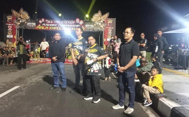 
Teks Foto: Kepala Dispora Kukar Aji Ali Husni saat memberikan sambutan pada event Pusbhike Championship