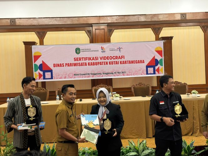 
Teks foto : Kepala Bidang Pengembangan SDM Pariwisata dan Ekraf Dispar Kukar, Antoni Kusbiantoro saat memberikan cinderamata (Angga/okeborneo.com) 