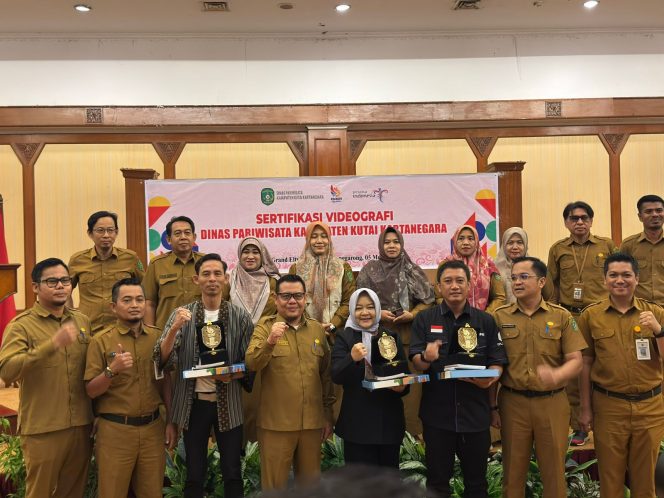 
Teks foto :Foto bersama dalam kegiatan sertifikasi videographer yang diselenggarakan oleh Dispar Kukar (Angga/okeborneo.com) 
