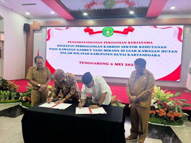 
Teks foto : MoU Pemkab Kukar dengan PT Tirta Carbon Indonesia (Angga/okeborneo.com) 