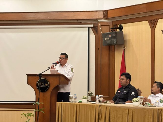 
Teks foto : Kadispar Kukar Arianto saat memberikan sambutan (Angga/okeborneo.com) 