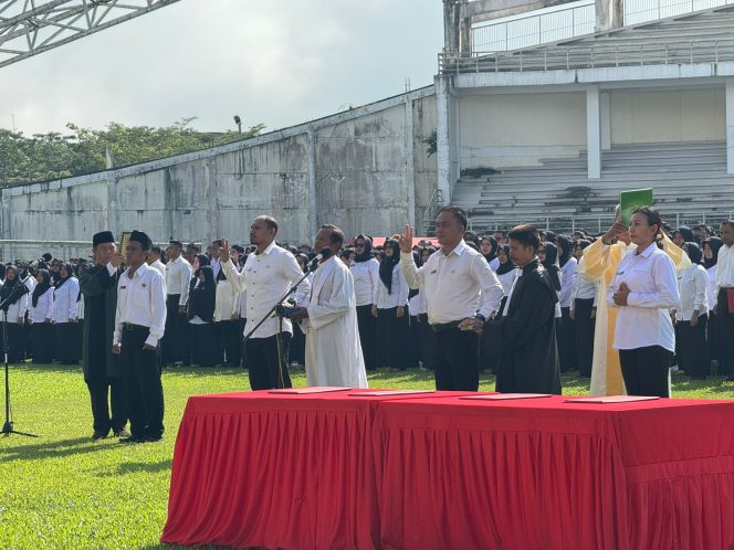 
Teks foto : Pelantikan PPPK di Stadion Aji Imbut (Angga/okeborneo.com) 