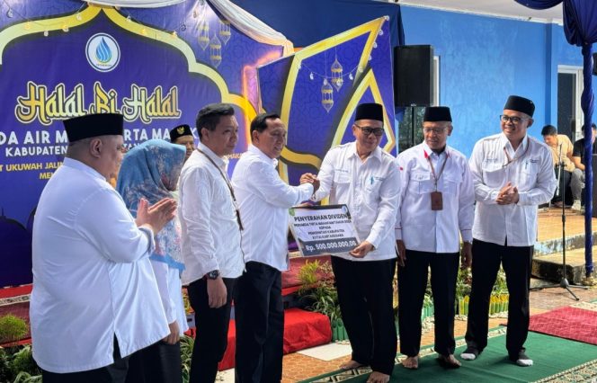 
PDAM Tirta Mahakam Serahkan Dividen Perdana, Pemkab Kukar Apresiasi Langkah Positif