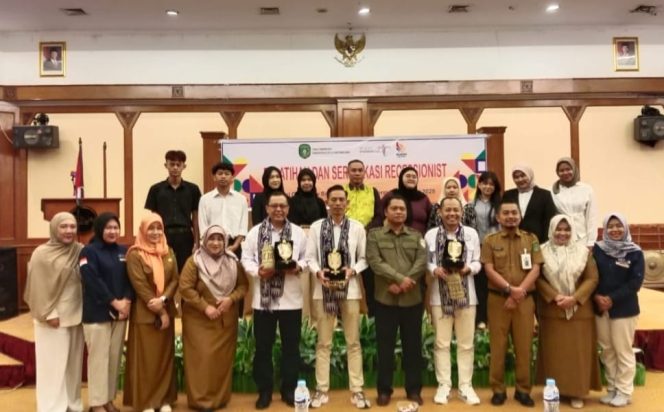 
Tingkatkan Kualitas Layanan Wisata, Dispar Kukar Gelar Sertifikasi Resepsionis Hotel