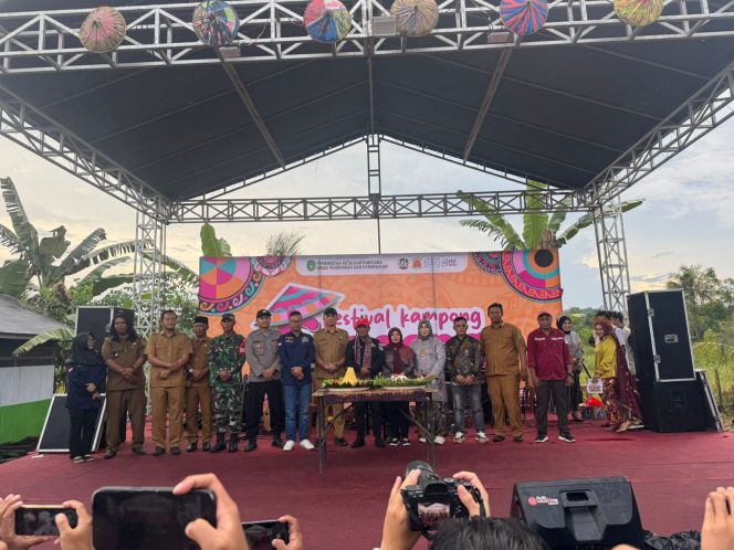 
Teks foto : Pembukaan Festival Kampung Serang di Jembayan Tengah (Angga/okeborneo.com) 