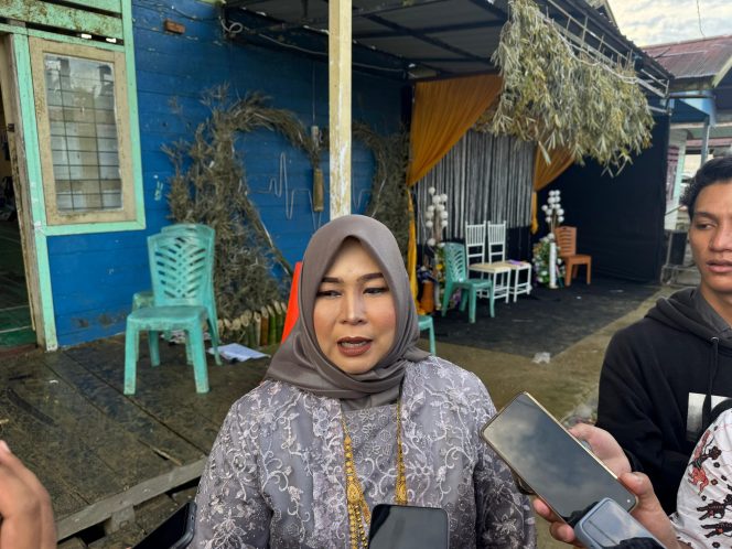 
Teks foto : Kades Jembayan Tengah, Masnur (Angga/okeborneo.com) 