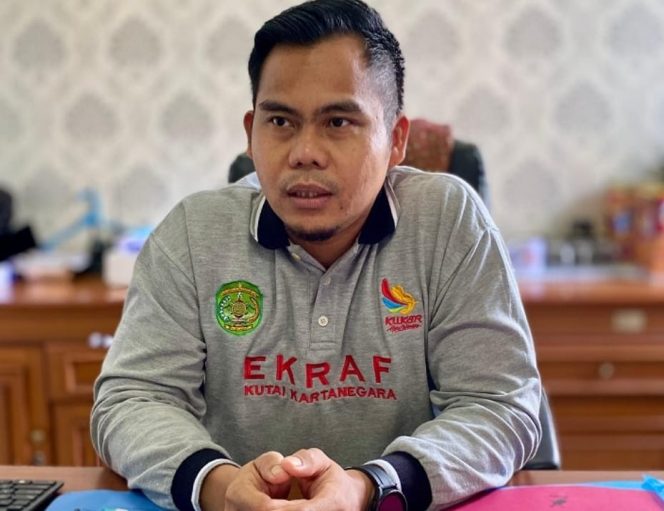 
Teks foto : Kabid Pengembangan Ekonomi Kreatif Dispar Kukar, Zikri Umulda