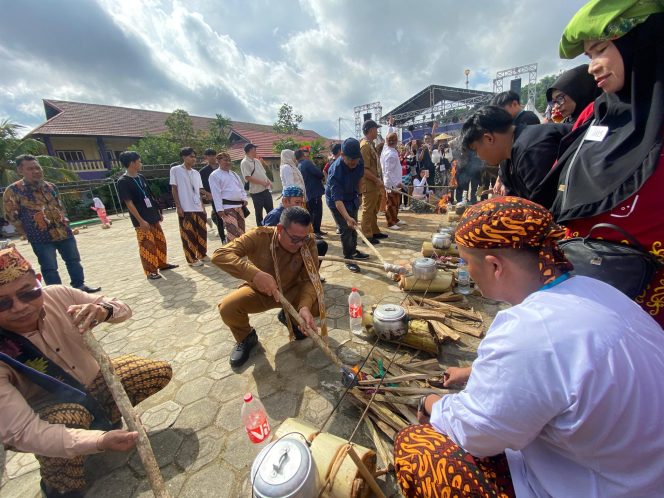 
Plt Kadispar Kukar Apresiasi Festival Nasi Bekepor, Dorong Pelestarian Budaya hingga ke 20 Kecamatan