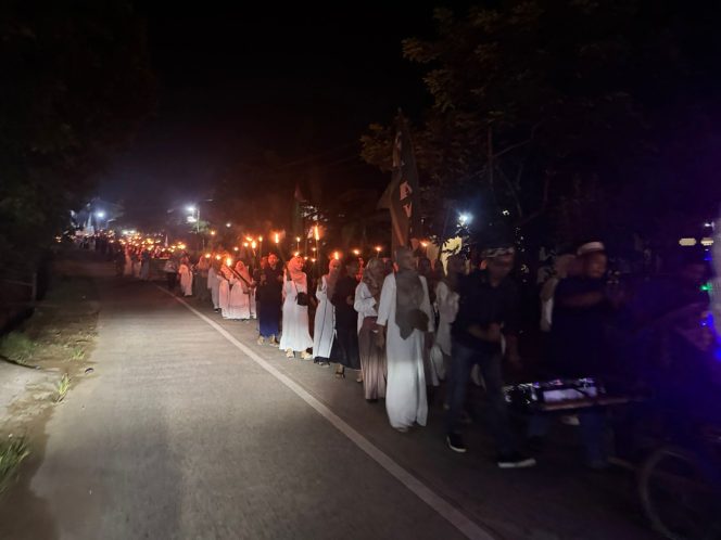 
Teks foto : Pawai Obor di Kelurahan Maluhu (Angga/okeborneo.com)
