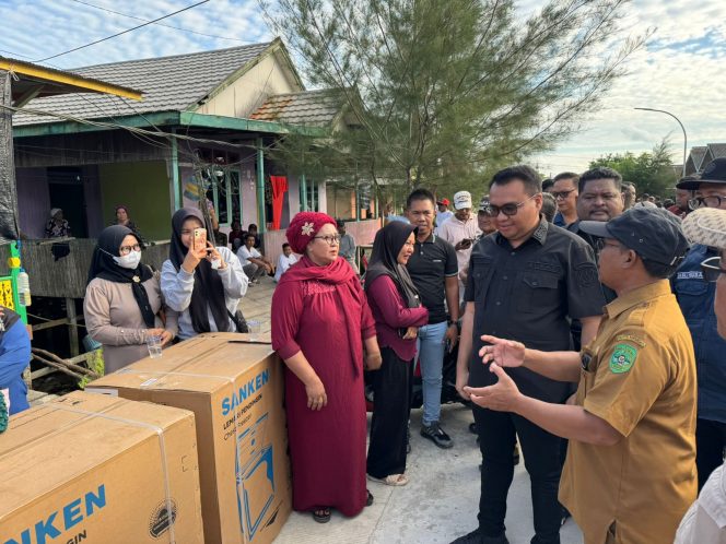 
Bangun Ekosistem Nelayan, Bupati Kukar Serahkan Bantuan Alat Tangkap dan Freezer ke KUB Muara Badak