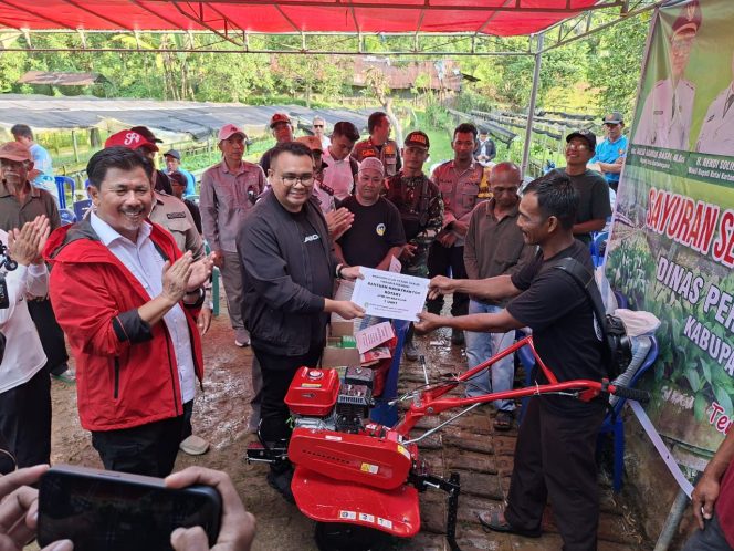 
Bupati Kukar Serahkan Bantuan Alsintan, Dorong Pertanian Modern di Maluhu