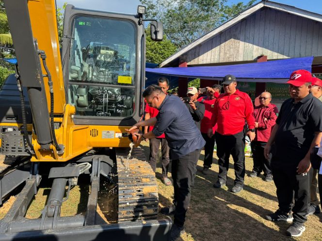
Bupati Kukar Serahkan Excavator Mini ke Petani Jahab, Tegaskan Komitmen Lanjutkan Program Kukar Idaman
