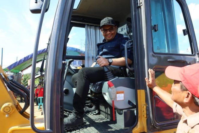 
Bupati Kukar Serahkan Excavator Mini, Dorong Efisiensi Pertanian di Loa Kulu